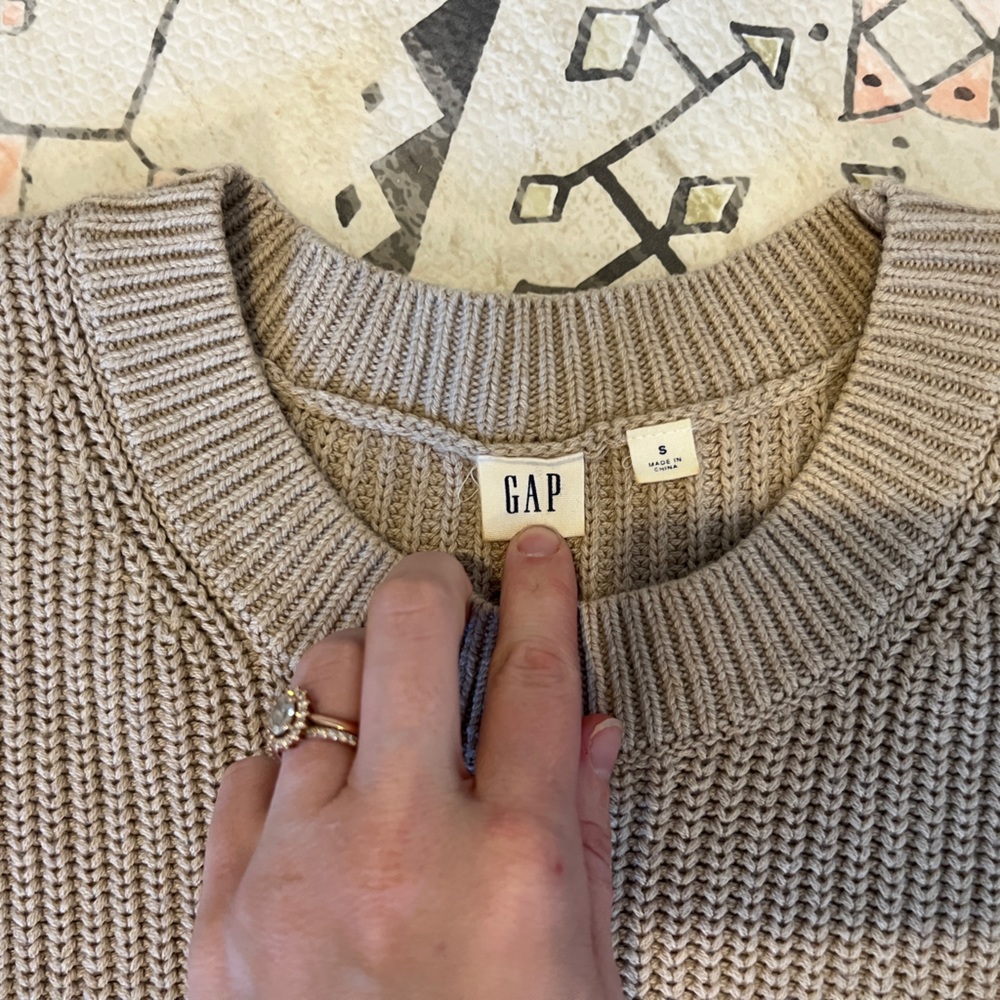 Gap sweater. Small. Beige color. Excellent condition.